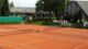 Platz 1 mit Clubhaus und Tennishalle