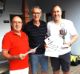 Siegerehrung Vereinsmeister 2025 Andreas Fleischmann, links Sportwart Heiner Öller und Vorstand Wolfgang Fische
